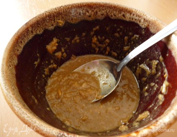 Смешаем в мисочке толченый чеснок,горчицу,соевый соус и лимонный сок.(соль я не добавляла,для моей семьи достаточно соли которая содержится в горчице,соевом соусе и толченом чесноке).