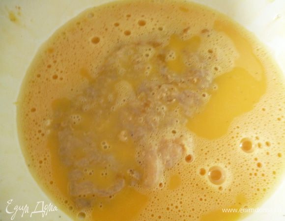 Два яйца взбить с молотым черным перцем.