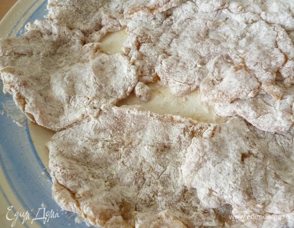 Достаем отбивные из холодильника и каждую надо обвалять с двух сторон в муке.Дать постоять минуты 3-4,что бы мука немного впиталась.