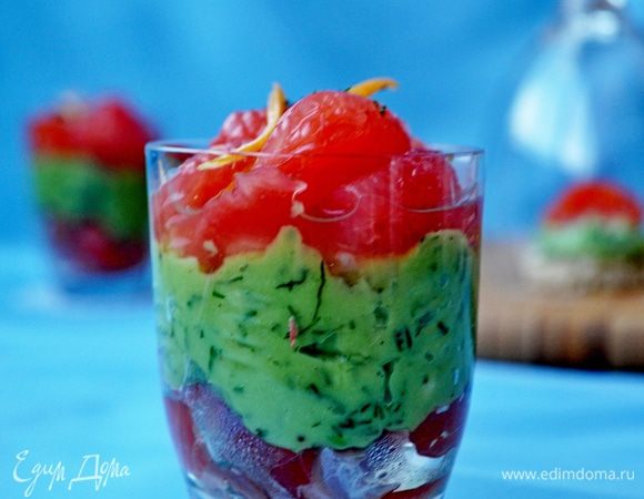 Форель очистить от окожи,удалить косточки и мелко нарезать.
На дно каждого стаканчика положить кусочки форели,затем ложку авокадного крема,затем рыбу и кусочки грейпфрута.Полить все грейпфрутовым соком.Посыпать укропом,перед подачей охдадить.Очень вкусно! Приятного аппетита!