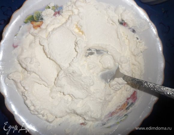 Творог перетираем через сито, взбиваем и добавляем сметану и сгущеное молоко. Затем сахар и хорошо растираем.