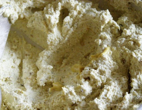 Добавим перетертые пряности и горчицу