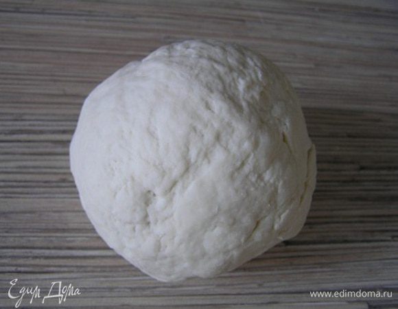 Просеять муку, добавить соль, перемешать. Постепенно подливая воду, замесить тесто как на пельмени(не очень мягкое),накрыть его и дать отдохнуть около часа.  
