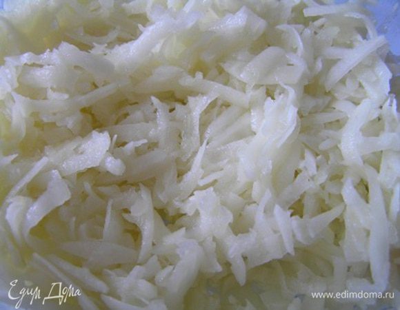 Приготовим начинку: натереть на крупной терке луковицу, затем картофель, перемешать все вместе, чтобы картофель не потемнел. 