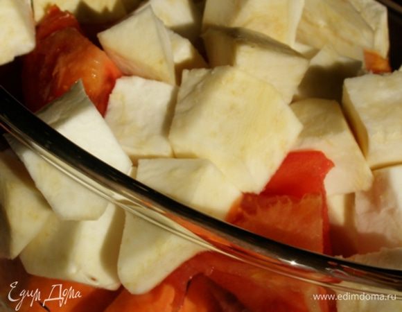 Морковь и корень сельдерея нарежем кубиком, помидоры - дольками, лук порежем на 8 долек каждую луковицу