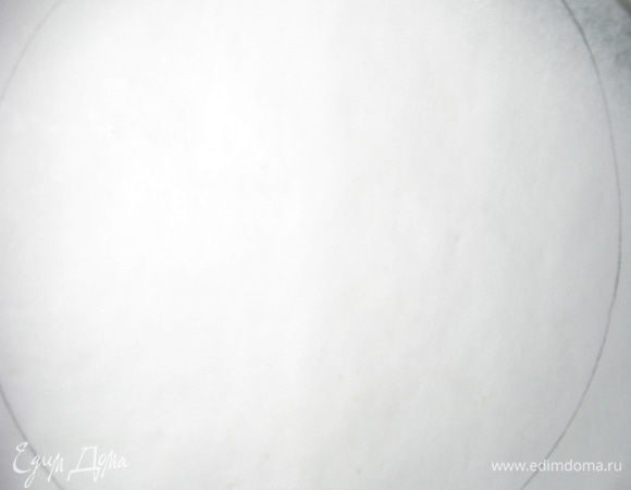 Делаем 6 заготовок из пергамента. Обводим карандашом форму или тарелку и т.д. 