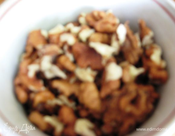 Орехи мелем в мельнице или блендере.