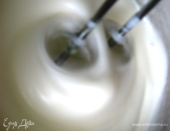 Белки отделяем от желтков, взбиваем с щепоткой соли, постепенно добавляем сахар.