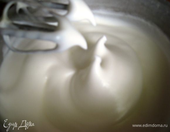Белки должны быть взбиты до стойких пиков. 