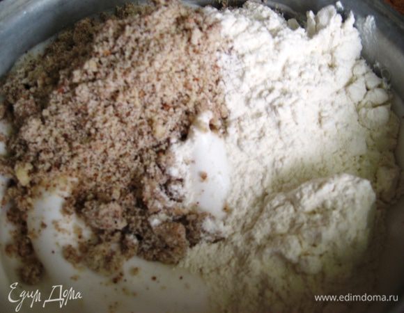 Теперь вводим нашу муку, корицу и молотые орехи к взбитым белкам. 