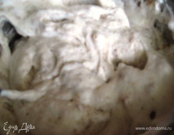 Аккуратными движениями, чтобы белки не осели, иначе испортите торт! 