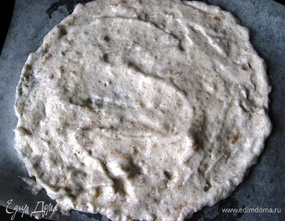 Рассчитываем так, чтобы получилось 6 коржей. Распределяем по пергаменту тесто. Если Вы не уверенны в качестве пергаментной бумаги, контуры лучше промаслить (я всегда на всякий случай смазываю растительным маслом). 