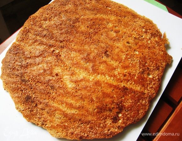 Духовку разогреваем до 150-160 градусов. Выпекаем примерно 15-20 минут до светло коричневого цвета. Снимаем пергамент с них (Именно пергамент с коржей) пока теплые!!!