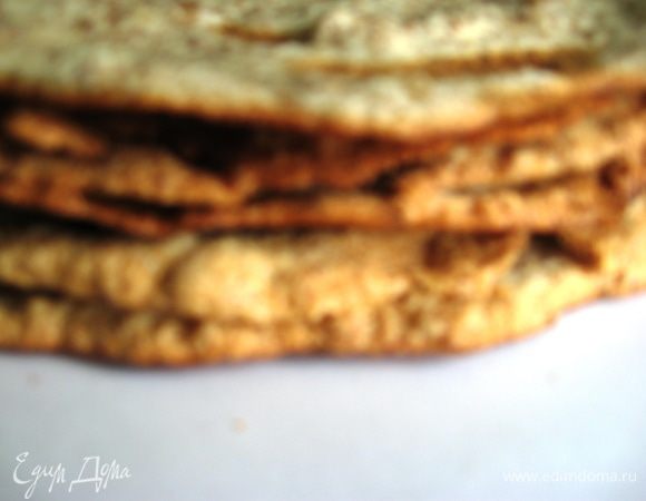 Лучше печь сразу по несколько коржей, если есть возможность. Это тесто не любит ждать. Помните, что это не безе и не меренги, испеченные коржи «Эстерхази» могут оказаться твердыми, но когда остынут, станут похожими на тонкие ореховые бисквиты. Должно получиться 6 коржей. Они очень хрупкие, когда остывают, будьте аккуратны.