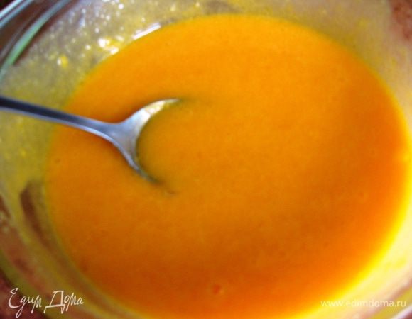 Готовим крем. Желтки хорошенько растираем с сахаром, ванильным сахаром, мукой и 2 ст.л. молока. 