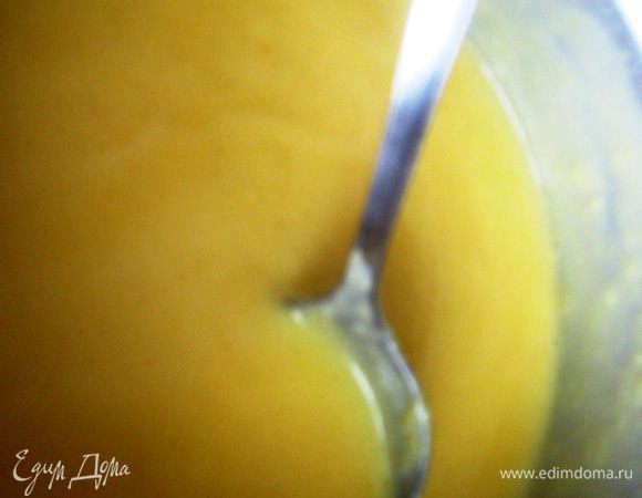 Оставшееся молоко выливаем в кастрюлю с толстым дном. Когда оно нагреется, постепенно вводим желтковую массу. Постоянно помешивая, доводим до кипения. И выключаем огонь сразу же. 