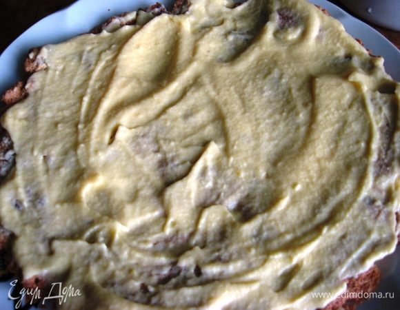 Сборка и украшение. Перемазываем коржи застывшим кремом. 