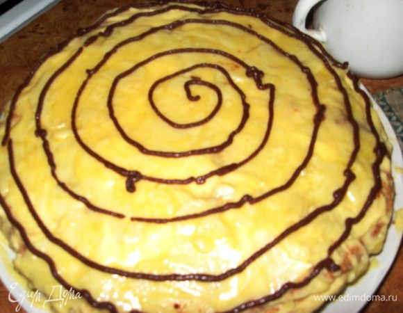 Через кондитерский мешок самой тонкой насадкой (я пользуюсь специальным шприцом) рисуем спираль, начиная от центра. 