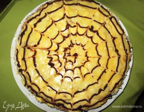 Теперь перпендикулярно линиям спирали проводим ножом или зубочисткой линии. Получается паутинка. Бока украшаем миндальными лепестками (я использовала кокосовую стружку).