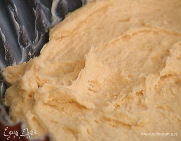 Небольшую форму для выпечки смазать оставшимся размягченным маслом и выложить в нее тесто.