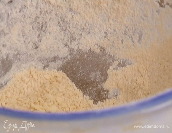 Приготовить крошку: порубить 60 г предварительно охлажденного сливочного масла и смешать с оставшейся мукой и сахаром, добавить молотый имбирь и измельчить все миксером.