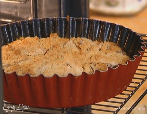 Отправить пирог в разогретую духовку на 40 минут.