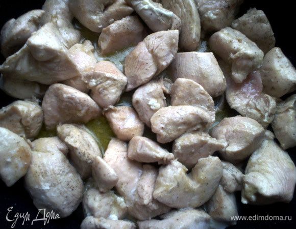 Курицу нарезать средними кусками, равномерно присыпать солью и перцем (в оригинале еще и обвалять в муке, обошелся без нее). Обжарить в глубокой сковороде с добавлением оливкового масла около 5 минут, пока не посветлеет. Выложить в отдельную посуду. 