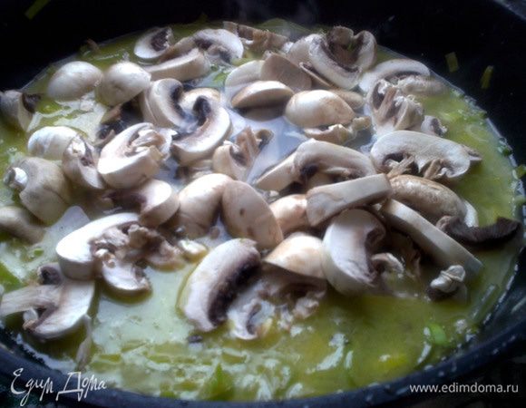 Добавить шампиньоны и бульон/просто горячую воду и готовить еще несколько минут. Соединить с курицей, снять с огня.