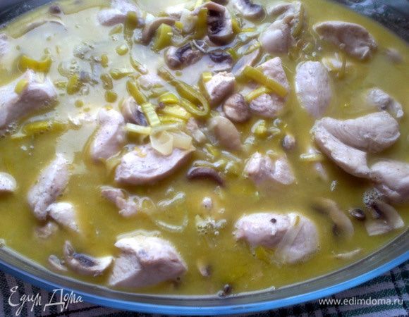 Духовку предварительно разогреть до 170С. В большую жаропрочную форму переложить курицу, грибы и лук вместе с жидкостью - ее будет много, но так и нужно. Отправить в духовку минут на 30-35, накрыв крышкой/фольгой.