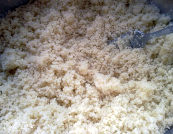 Приготовить кускус, согласно инструкции на упаковке. Обычно все просто - залить горячей водой и оставить на пару минут, не забывая разрыхлять вилкой. 