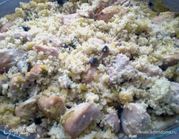 Добавить готовый кускус, по возможности перемешать все ингредиенты и вернуть в духовку буквально на 3-5 минут, не более. За это время кускус прекрасно впитает весь бульон. При подаче можно оформить руколой, помидорами и сбрызнуть оливковым маслом! 