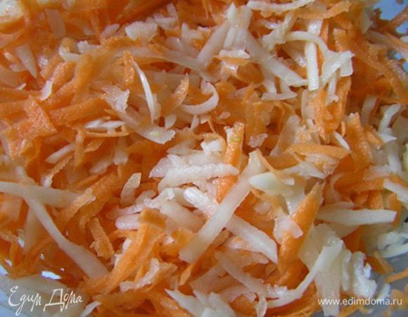 натереть морковь, добавить к картофелю с луком, 
