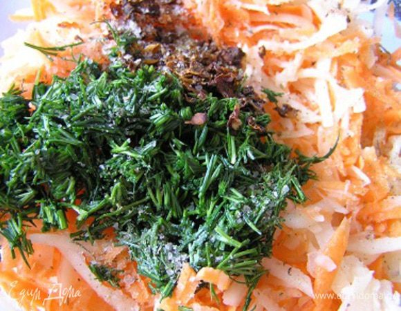 затем добавить мелко нарезанную зелень, томаты, соль и перец, хорошо перемешать. Затем смесь слегка отжать от лишней жидкости.