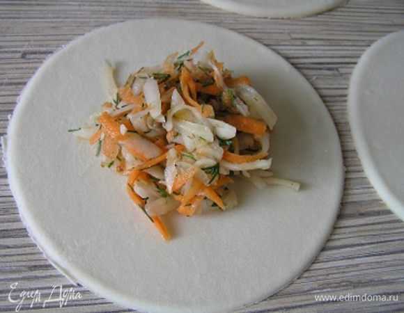 в центр кружка положить начинку,