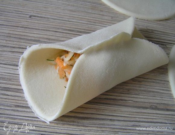 соединить с двух краев над начинкой, прижимая пальцами,