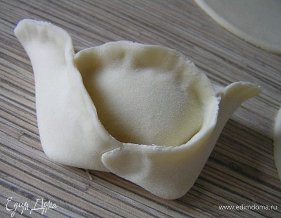 Затем развернуть мант на 90* и соединить концы с одной стороны,