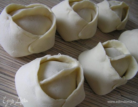 Так же поступитьс оставшимся тестом и начинкой. Готовые "полуфабрикаты" накрывать влажным полотенцем, чтобы не заветрились.