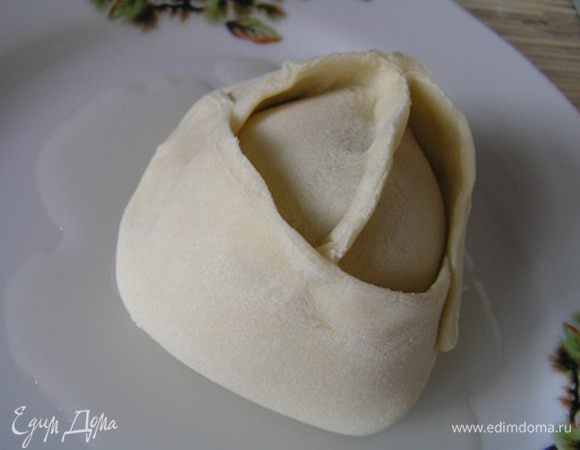 Налить 1-2 ст.л. растительного масла в плоскую тарелку. Окунать манты донышком в масло, выкладывать в пароварку, оставляя некоторое расстояние между ними (1-1,5 см).