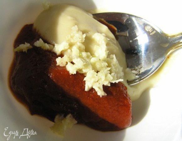 Приготовить соус. Смешать томатную пасту, майонез и измельченный чеснок, добавить воду, перемешать.