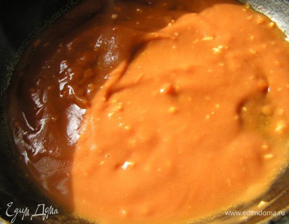 Разогреть в сковороде растительное масло, выложить томатную смесь, довести до кипения. Соус готов.