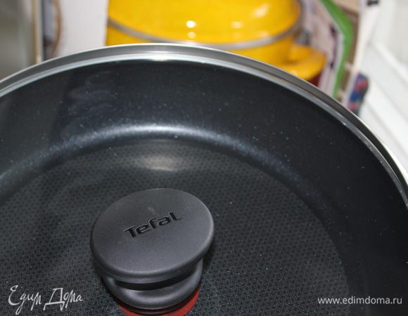 Предварительно разогреть духовку до 200°C. Нам понадобится сковорода Tefal и горшочек.