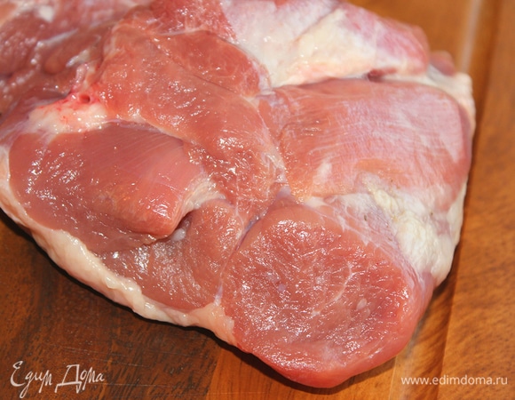 Филе бедра индейки промыть в холодной воде, обсушить или насухо вытереть полотенцем. Порезать на кусочки, поперчить. Я не солю сырое мясо, делаю это в конце приготовления минут за 10–15. Сбрызнуть мясо оливковым маслом и обжарить на хорошо разогретой сковороде несколько минут до золотистого цвета. Мясо отложить.