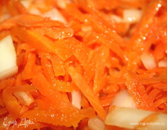 Займемся овощами. Морковь и лук почистить. Лук порезать кубиками. Морковь натереть на крупкой терке. Обжарить несколько минут в сковороде, где готовилось филе индейки.