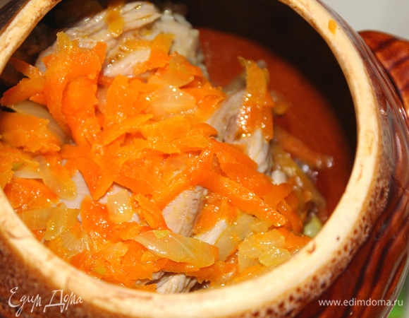 В горшочек укладываем обжаренную морковь с луком, затем кусочки мяса, лавровый лист, наливаем горячую воду. Накрыть горшочек крышкой и поставить в разогретую духовку на 1 час.