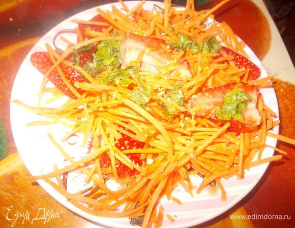 клубнику разрезать пополам,морковь соломкой.клубнику смешать с морковью,выложить в салатник.для соуса масло взбить с лимонным соком и свежей нарезанной мелиссой.при подаче полить соусом,и посыпать цедрой лайма.наслаждайтесь легким салатиком.