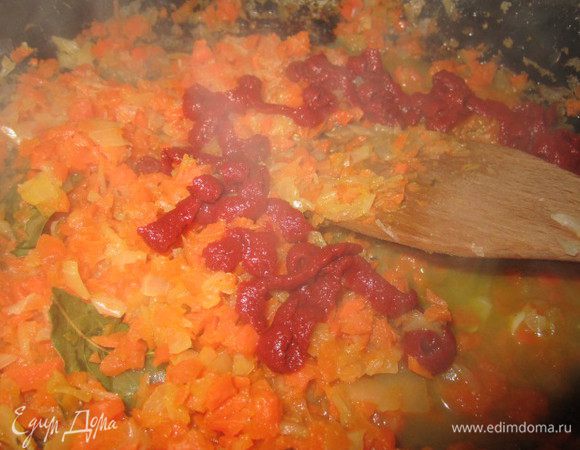 хорошо промываем рис!
в это время на сковороде делаем зажарку -морковь трем на терке...лук режем полукольцами....
на разогретую сковородку кладем морковь и лук,обжариваем,подливаем водичку и оставляем тушиться мин 15...добавляем специи и томатную пасту