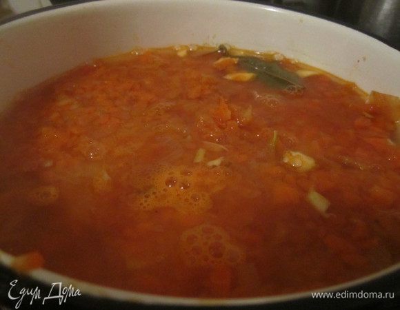 пока заражка готовится-берем капусту...режете по желанию, я порезала пополам..а потом на полосочки...
на дно кастрюли слой капусты, затем промытый рис..сверху зажарку..наливаем кипящую воду. покрываем водой и воды должно быть больше, так как рис будет разбухать..и ставить на огонь, как только начнет кипеть-делаем огонь на минимум и закрываем крышкой на 10-20 мин...
я ещё укутываю в полотенце на ночь