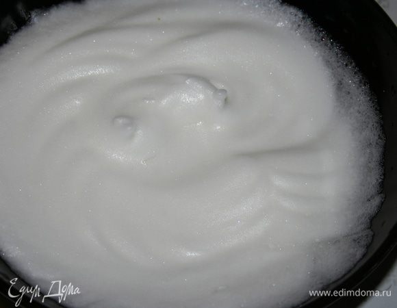 Взбиваем 2 белка до устойчивой пены
