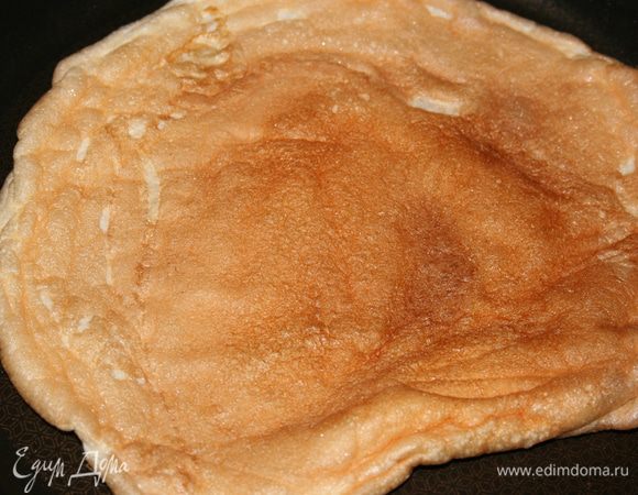 На сухой сковороде выпекаем взбитые белки с одной и с другой стороны, переворачивая лопаткой, как блинчик