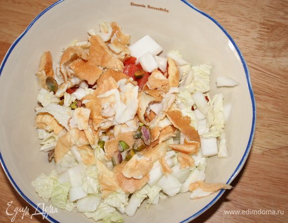 Кубиками нарезаем помидоры, фету, пекинскую капусту, блинчик из белков, все перемешиваем с фисташками